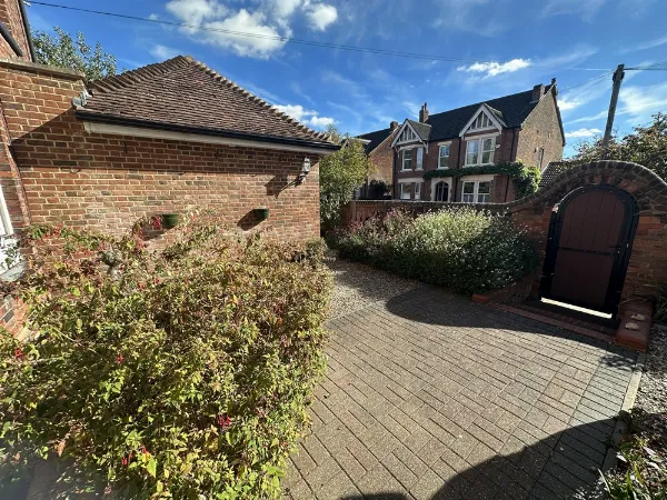 Kimbolton Road, Bedford, MK40, photo 1 of 12
